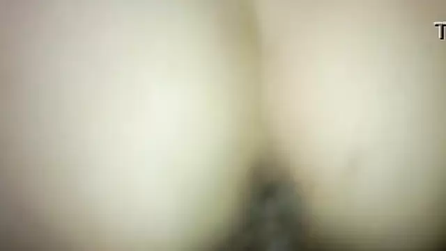 U egiluvchan ozbek ayolini uning tor mushukcha it uslubida mushtlaydi