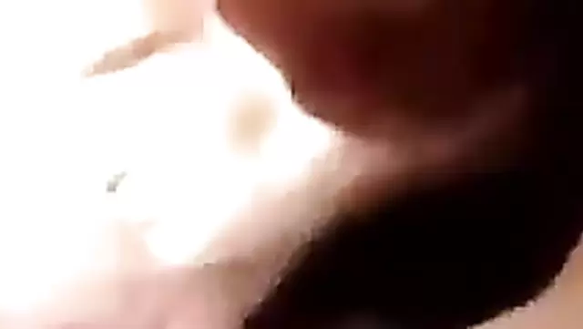 Ozbek ayol erini oral jinsiy aloqa bilan xursand qilishga harakat qilmoqda