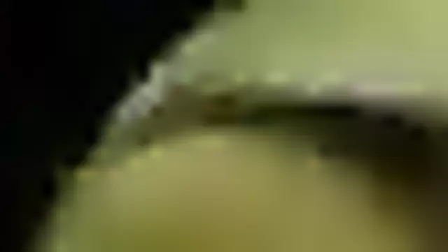 Yoqimli ozbek ayoli uning tanasini silab qoymoqda