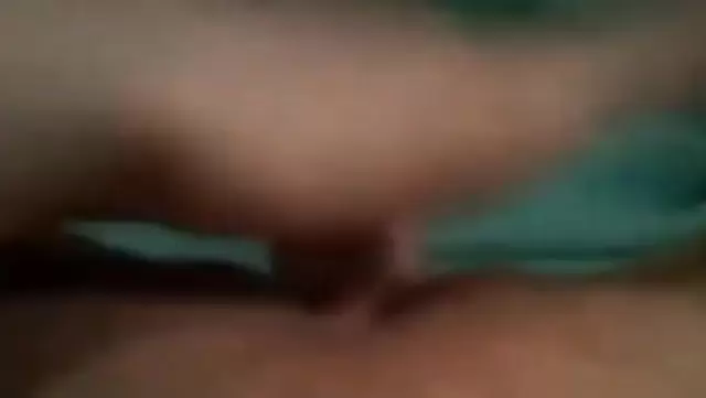 Ozbek qizi barmoqlarini uning jinsiy azosiga tiqdi