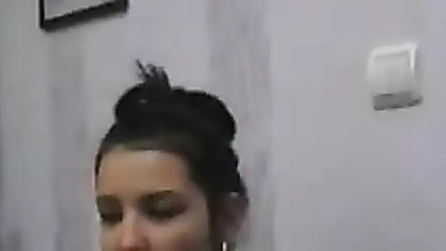 Ozbek ayol sharob ichmoqda va dumbasini korsatmoqda