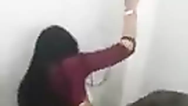 Ozbek dosti bilan hojatxonada it uslubidagi jinsiy aloqa