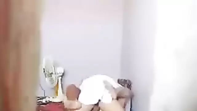 Ozbek erkak xotinini sikib, buni videoga olmoqda