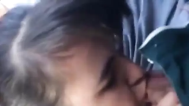 Ozbek ayoli muloyimlik bilan sorishni yaxshi koradi